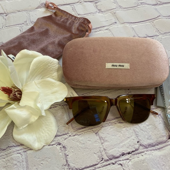 Yves St. Laurent sunglasses and Mui Mui case holder - Picture 2 of 11